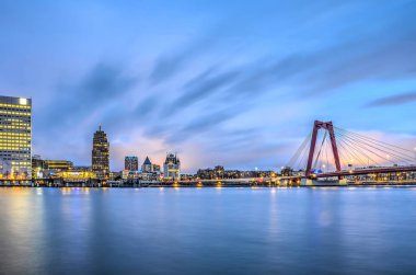 Rotterdam, Hollanda, 13 Ocak 2016: muhteşem gökyüzü ilk gösterilen Willemswerf ve Willemsbridge arasında waterfront üzerinde gündoğumu şarkı