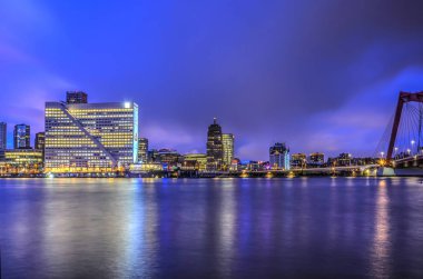 Rotterdam, Hollanda, 13 Ocak 2016: şehir merkezindeki waterfront Willemswerf ve Willems köprü sırasında güneş doğmadan önce mavi saat arasında