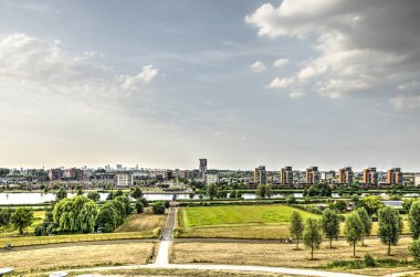 Carnisselande banliyösü uzaktan Rotterdam manzarası ile doğru yapay bir Tepesi'nden görüntülemek