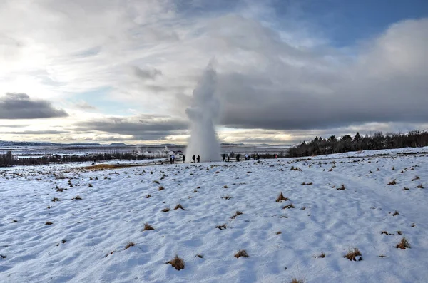 Gêiser Strokkur Sudoeste Islândia Irrompe Uma Paisagem Inverno Coberta Neve — Fotografia de Stock