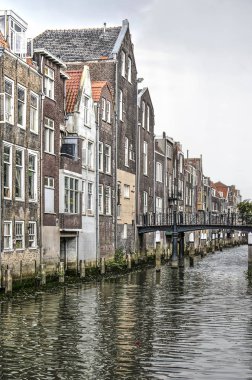 Dordrecht, Hollanda, 13 Ağustos 2018: satır doğrudan Voorstraathaven kanalda iki kişi arasında geçen bir çelik yaya köprüsü ile inşa edilmiş evlerin