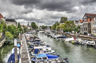 Dordrecht, Hollanda, 13 Ağustos 2018: kara bulutlar Wijnhaven Limanı ve onun jetties ile küçük yat