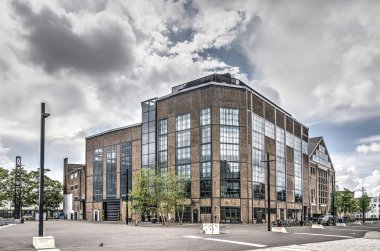 Dordrecht, Hollanda, 13 Ağustos 2018: tiyatro, konser salonu ve kültürel centure Engeryhuis, eski bir santral üzerinde dramatik bulutlar dönüştürülür