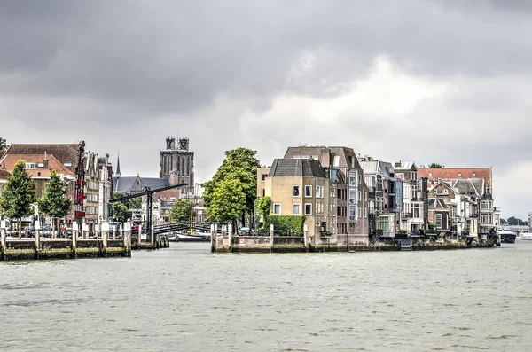 Widok Rzeki Merwede Zabytkowym Nabrzeżu Miasta Dordrecht Przez Kanał Wolwevershaven — Zdjęcie stockowe