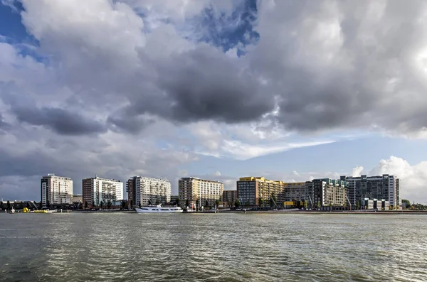 Veranda Yerleşim Bölgesinde Sonrası Millennium Apartmanlar Ile Doğru Nieuwe Maas — Stok fotoğraf