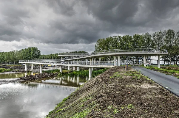 Nigtevecht 네덜란드 2018 구름이 암스테르담 운하에 새로운 자전거 헤어핀 커브를 — 스톡 사진