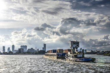 İç kısımda bir mavna Nieuwe Maas nehri yaklaşan şehir ve Rotterdam Limanı konteyner yüklü