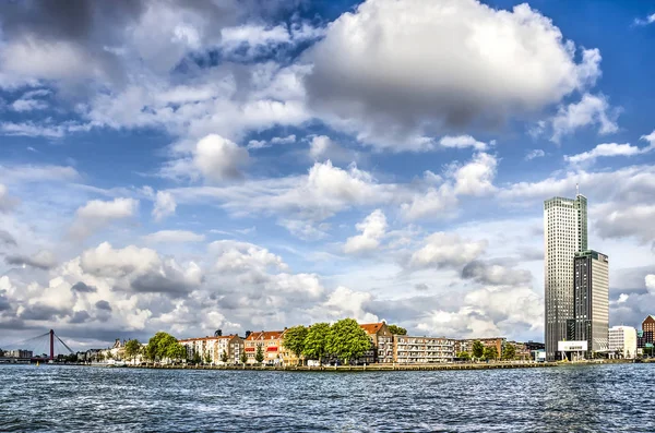 Rotterdam, Hollanda, 13 Ağustos 2018: yerleşim bölgesinde Noordereiland beyaz bulutlar ile mavi gökyüzü altında