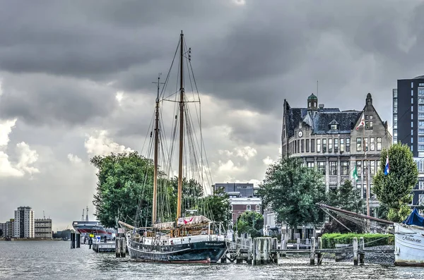 つのマストの航行のヨットが Scheepvaartkwartier 地区に歴史的な Veerhaven 港に係留ロッテルダム オランダ 2018 — ストック写真