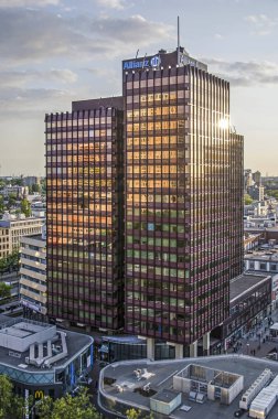 Rotterdam, Hollanda, 31 Ağustos 2018: Coolse Poort Ofis Kulesi onun distict morumsu renk ile Mimar Groosman ortaklar, 1979, altın saat sırasında