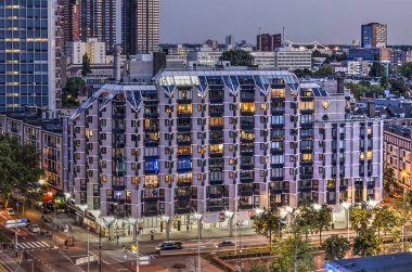 Rotterdam, Hollanda, 31 Ağustos 2018: Konut kompleksi De Nieuwe yelek alacakaranlıkta 1980 yılında Mimar Jan Hoogstad tarafından tasarlanan churchillplein üzerinde