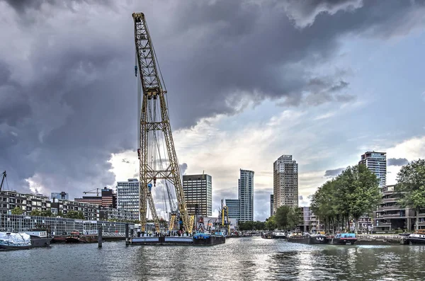 Rotterdam, Hollanda, 24 Ağustos 2018: Karanlık gökyüzü arka planda şehir manzarası ile deniz Açık Hava Müzesi Leuvehaven Harbour, üzerinde toplamak