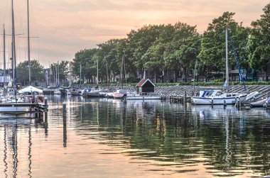 Hoorn, Hollanda, 9 Mayıs 2018: Grashaven marina, güzel bir gün batımı gökyüzü ile bir pieceful akşam