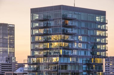 Rotterdam, Hollanda, 31 Ağustos 2018: üst kısmında konut B'tower (2012, mimar Wiel Arets) birkaç appartments üzerinde ışıklar ile alacakaranlıkta 