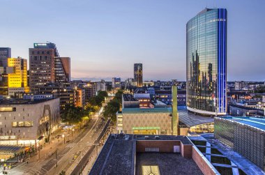 Rotterdam, Hollanda, 31 Ağustos 2018: havadan görünümü Beurs Dünya Ticaret Merkezi mavi saat sırasında ve Coolsingel Bulvarı