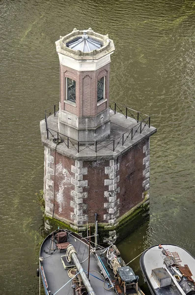 2018年9月8日 荷兰鹿特丹 Wijnhaven 海港一座塔上的一个小桥门将的小屋是前 Willems 桥的左边 — 图库照片