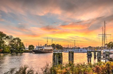 Enkhuizen, Hollanda, 26 Ekim 2015: muhteşem günbatımı gökyüzü Feribot Limanı üzerinden