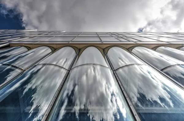 Роттердам Нидерланды Апреля 2015 Облака Отражающиеся Изогнутых Стеклянных Сегментах Фасада — стоковое фото