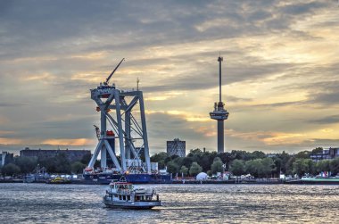 Rotterdam, Hollanda, 8 Eylül 2018: Görünüm sırasında Dünya bağlantı noktası gün batımında, kaldırma ile Nieuwe Maas Nehri'nin gemi Svanen ve Euromast