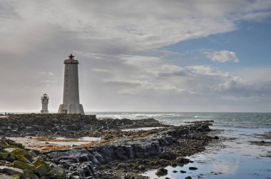 Akranes, İzlanda yakın kayalık bir plajda iki küçük fenerler