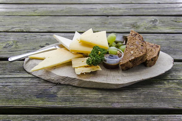 Kilka Rodzajów Sera Artisan Chleba Winogron Pietruszki Drewnianej Tablicy Ostry — Zdjęcie stockowe