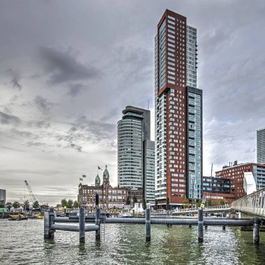 Rotterdam, Hollanda, 8 Eylül 2018: görünümü arasında Rijnhaven liman doğru tarihi otel modern highrise tarafından çevrili Newyork,