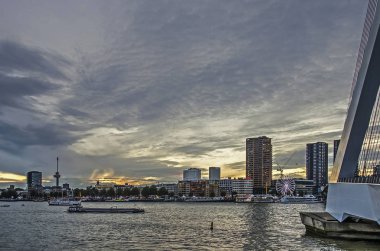 Rotterdam, Hollanda, 8 Eylül 2018: görünümü bir kısmını Erasmus Köprüsü pilon ile dünya bağlantı noktası günlerde gün batımında Nieuwe Maas Nehri arasında