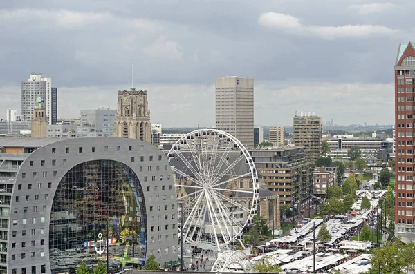 2018年9月8日 荷兰鹿特丹 Binnenrotte 广场的星期六市场鸟瞰图 Markthal 摩天轮和圣劳伦斯教堂 — 图库照片