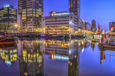Rotterdam, Hollanda, 28 Aralık 2016: Okul, konut ve büro binaları Leuvehaven liman ayna gibi yüzeyine mavi sabah saat içinde yansıtmak