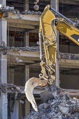 Kol Rotterdam'da eski bir ofis yıkım yerinde bir ekskavatör