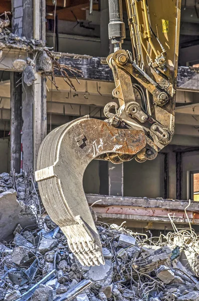 Nahaufnahme Eines Baggers Einer Abrissstelle Hintergrund Das Teilweise Abgerissene Gebäude — Stockfoto