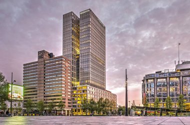 Rotterdam, Hollanda, 18 Eylül 2018: görünüm ilk Ofis Kulesi ve anıtsal Grand ticaret yapı doğru İstasyon Meydanı arasında