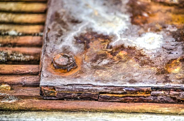 Nahaufnahme Einer Extrem Verwitterten Und Rostigen Stahlplatte Eines Liegepollers Einem — Stockfoto