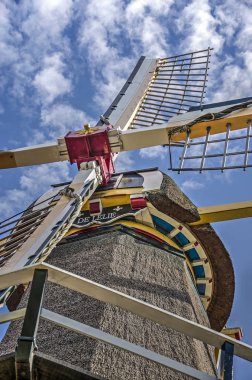 Rotterdam, Hollanda, 9 Eylül 2018: yel değirmeni De aşağıdan dağınık kabarık bulutlar ile mavi yaz gökyüzü karşı görülen Lelie