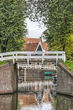 Monnickendam, Hollanda, 7 Ekim 2018: tuğla ayakları arasında bir kanal eski şehir arasında ahşap yaya köprüsü