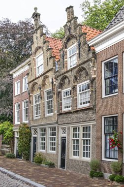 Dordrecht, Hollanda, 13 Ağustos 2018: bell-gables kente bir sokakta karşı karşıya iki eski tuğla