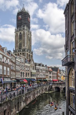 Utrecht, Hollanda, 1 Eylül 2018: Görünümünü Dom tower kilisenin arka planda ile Oude Gracht (eski kanal)