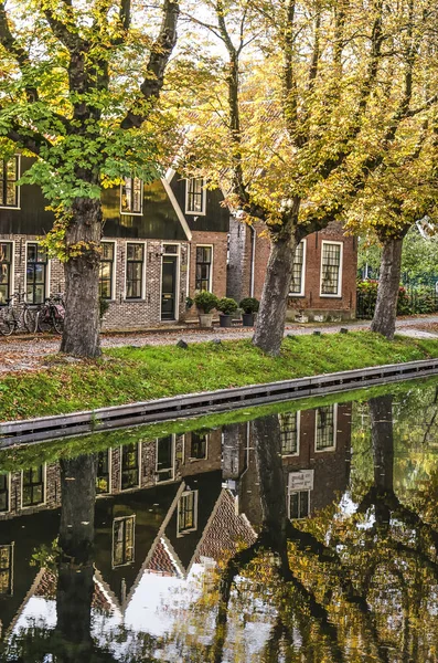 Edam Nederland Oktober 2018 Canal Huizen Met Houten Bakstenen Gevels — Stockfoto