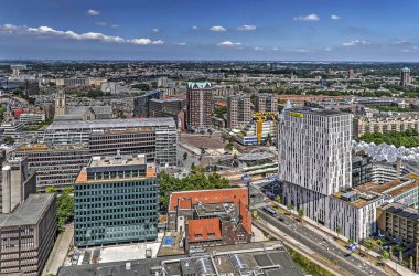 Rotterdam, Hollanda, 18 Haziran 2017: kent merkezinde kentin kökenleri Markthal, Kütüphane ve küp evleri de dahil olmak üzere modern binalar ile çevresinde havadan görünümü