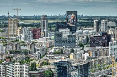 Rotterdam, Hollanda, 20 Haziran 2015: havadan görünümü açık polder manzara ile şehir merkezinde modern highrise binaların ve Lahey Şehir içinde belgili tanımlık geçmiş