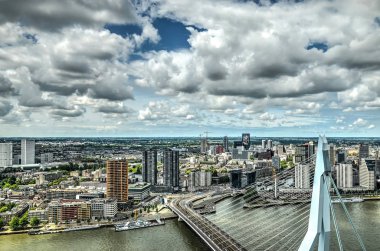 Rotterdam, Hollanda, 20 Haziran 2015: Erasmus Köprüsü'nün üst kısmında yer şehir merkezine doğru southbank havadan görünümden