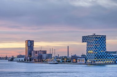 Rotterdam, Hollanda, 12 Ekim 2018: Renkli akşam gökyüzü Lloydkwartier riverfront geliştirme eğitim ve Konut binaları ile