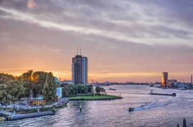 Rotterdam, Hollanda, 12 Ekim 2018: muhteşem günbatımı gökyüzü Nieuwe Maas nehri ve Charloisse Hoofd ve Lloydkwartier yerleşim bölgeleri üzerinde