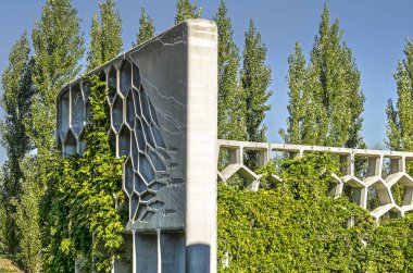 Utrecht, Hollanda, 27 Eylül 2018: Bölüm Maximapark, beton ve kısmen büyümüş park Pergola