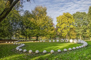 Rotterdam, Hollanda, 31 Ekim 2018: heykel ve nesne kayıp Pearl (2015) tarafından Madeleine Berkhemer güneşli bir sonbahar içinde oynarken
