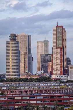 Rotterdam, Hollanda, 12 Ekim 2018: Katendrecht mahalle alt Konut binaları üzerinde yükselen Wilhelminapier bitti