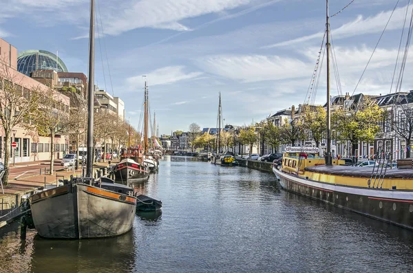 Leeuwarden Holandia Listopada 2018 Zabytkowej Barki Kanale Zuiderstadsgracht Starych Domów — Zdjęcie stockowe