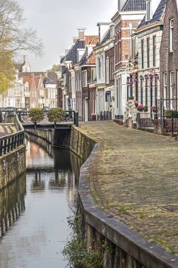 Bolsward, Hollanda, 4 Kasım 2018: Dijlakker kanal tuğla döşeli quay karşı karşıya evleriyle uzunluğu boyunca görünüm