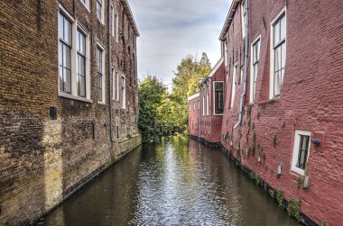 Bolsward, Hollanda, 4 Kasım 2018: tarihi kent merkezi iki eski ev dar kanal