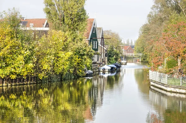 Bolsward Holanda Novembro 2018 Casas Com Encostas Ancoradas Frente Jardins — Fotografia de Stock